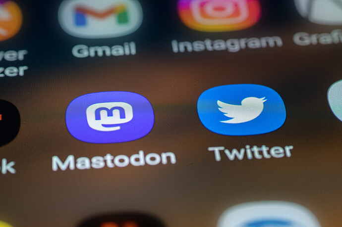 Mastodon und Twitter-Logo auf einem Smartphone