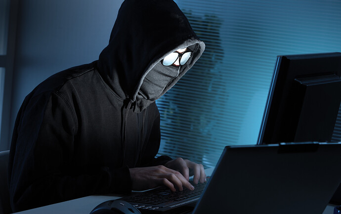 Ein Hacker bereitet gerade seinen Credential Stuffing-Angriff auf PayPal vor (Symbolbild)