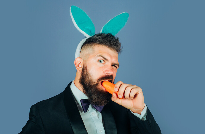 Karotte essender Mann mit Kaninchenohren