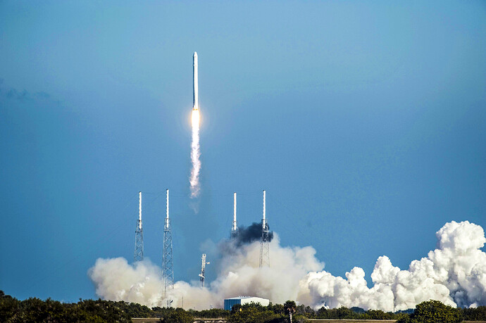 Falcon 9-Rakete und Dragon-Raumschiff von SpaceX heben ab