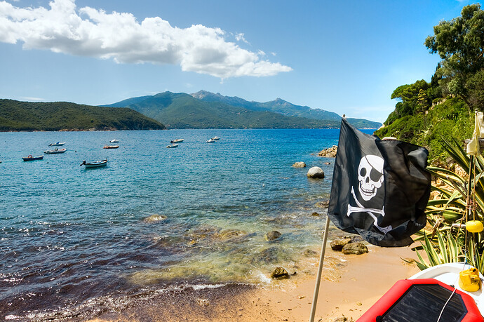 Eine Piratenflagge am Strand