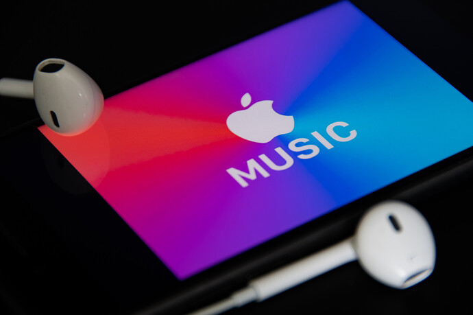 Nahaufnahme des Apple Music-Logos auf dem Display eines Smartphones