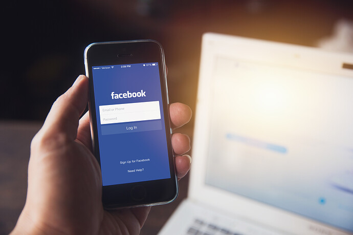 Ein Smartphone mit Login, der Zugang zu einem Facebook-Konto verschafft