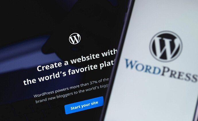 WordPress-Webseite auf dem Bildschirm eines Laptops und Smartphones