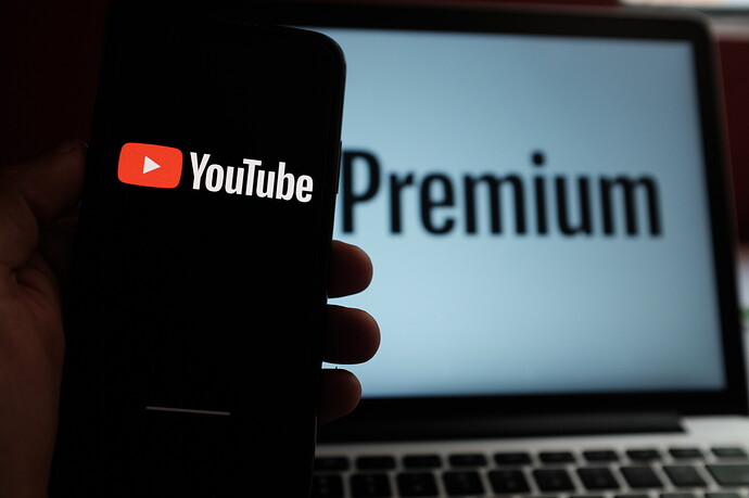 Smartphone und Notebook zeigen YouTube-Premium-Logo, dessen Features teilweise auch kostenfrei über ReVanced verfügbar sind