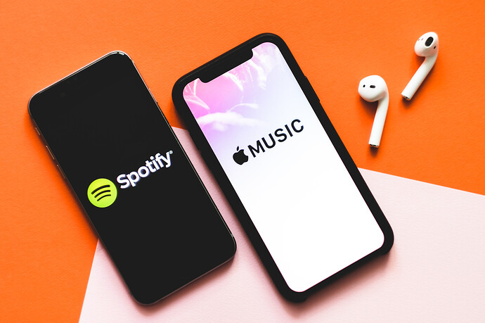 Zwei Smartphones mit den Logos von Apple Music und Spotify