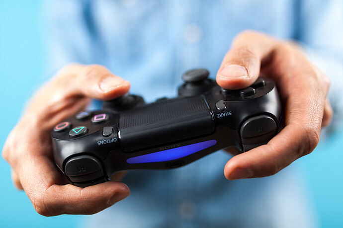 Zwei Hände halten einen PS4-Controller