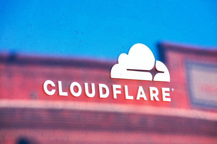 Das Cloudflare Logo an einem Gebäude