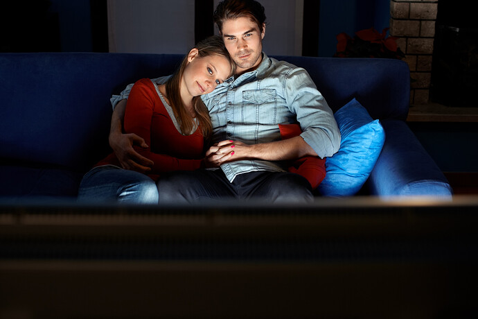 Junges Paar sieht sich einen TV-Stream an