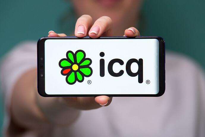 Logo des Messengers ICQ auf einem Smartphone