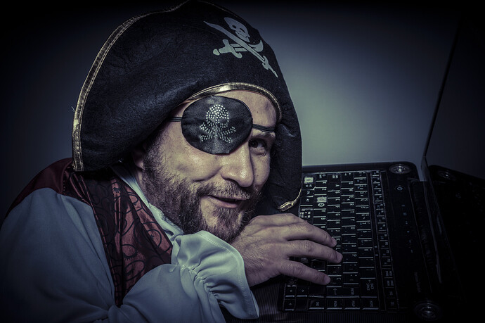 Ein als Pirat verkleideter Hacker am Laptop
