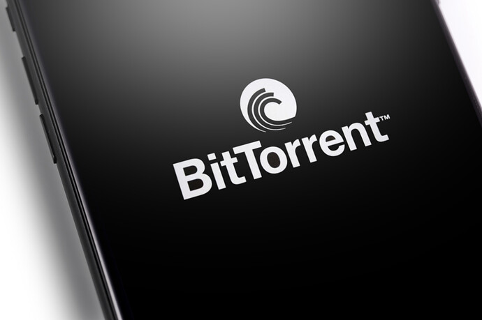 Nahaufnahme eines Smartphones mit BitTorrent-Logo