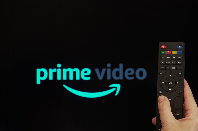 Das Logo von Amazon Prime Video und eine Fernbedienung