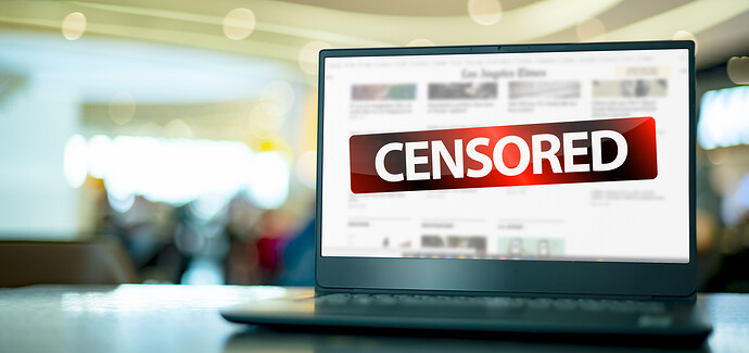 Ein Laptop mit dem Schriftzug "Zensur" auf dem Bildschirm