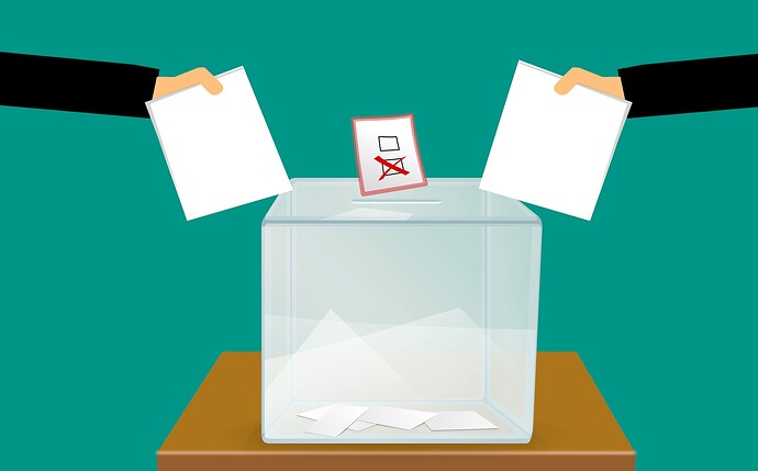 Zwei Hände werfen Stimmzettel in eine Wahlurne