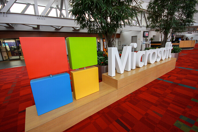 Das Microsoft Logo in einer Eingangshalle