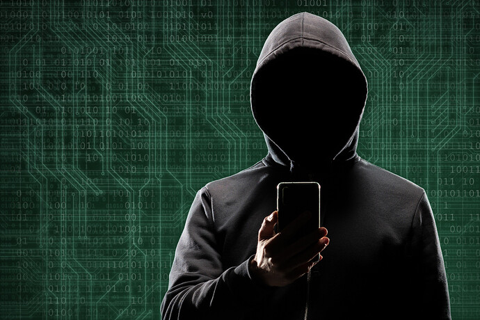 Hacker mit Smartphone vor digitalem Hintergrund mit Binärcode