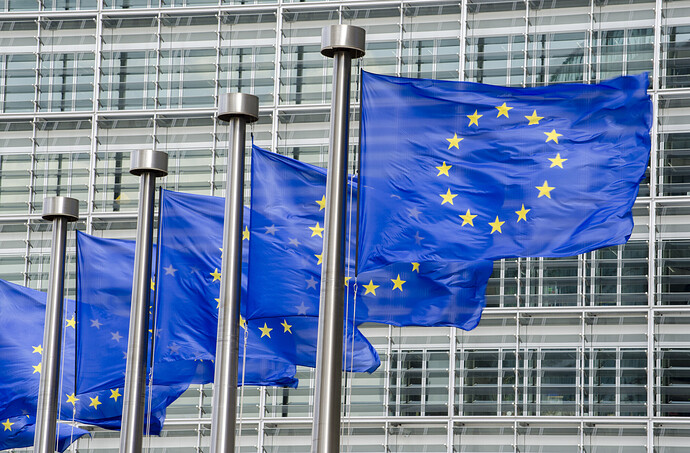 EU-Flaggen vor dem Gebäude der Europäischen Kommission in Brüssel