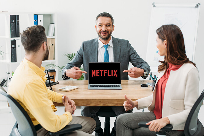Geschäftsmann zeigt auf Notebook mit Netflix-Logo