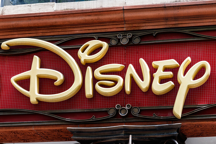 Disney-Schriftzug an einer Hauswand