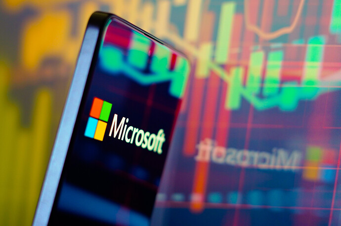 Das Microsoft-Logo erscheint auf dem Bildschirm eines Smartphones