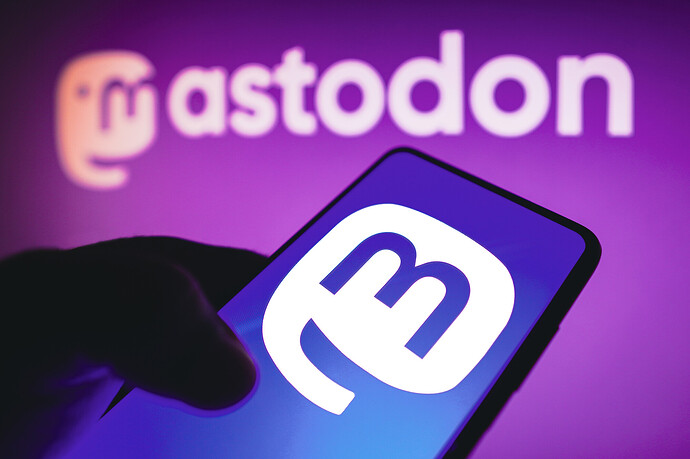 Das Logo von Mastodon auf einem Smartphone