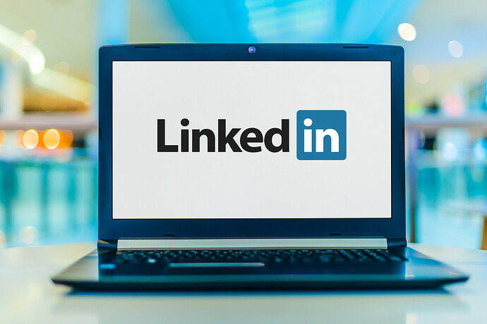 Das Logo von Linkedin auf einem Laptop