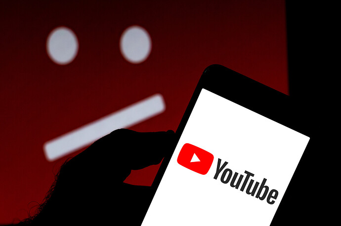 Das YouTube-Logo auf einem Handy