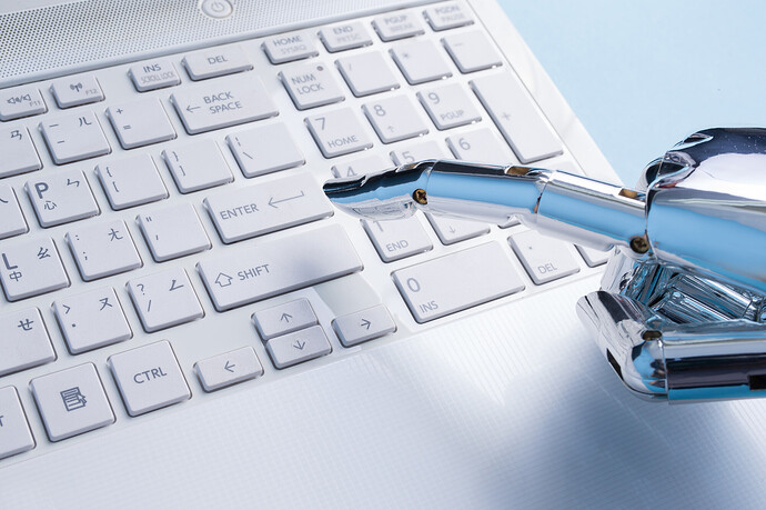 Eine Roboterhand nutzt einen Laptop