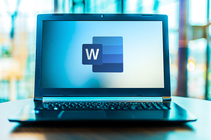 Laptop mit Microsoft Word-Logo