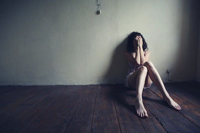 Verzweifelte junge Frau, nachdem Rachepornos von ihr im Netz aufgetaucht sind (Symbolbild)