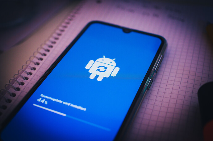 Ein Smartphone bei dem das Betriebssystem aktualisiert wird