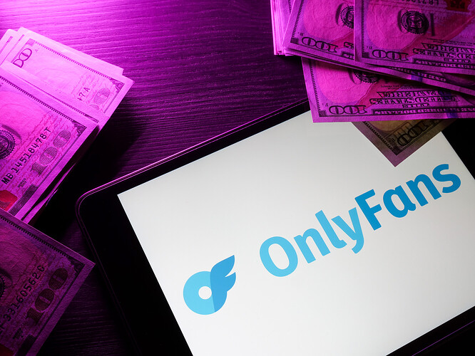 Tablet mit OnlyFans-Logo und Geld