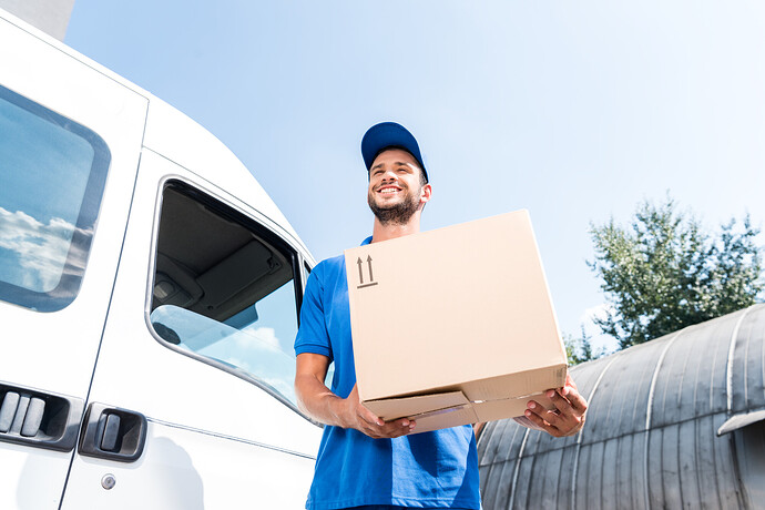 Zusteller bringt ein Retouren-Paket zurück zum Online-Händler (Symbolbild)