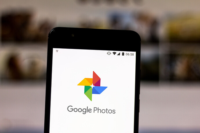 Das Logo von Google Fotos wird auf dem Display eines Smartphones angezeigt