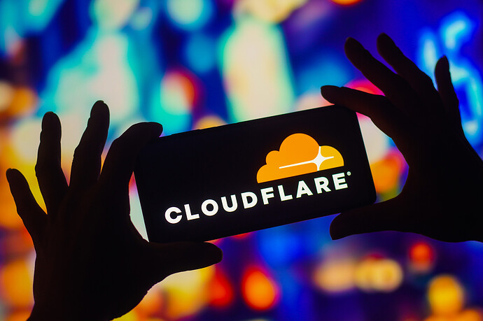 Das Logo von Cloudflare auf einem Smartphone