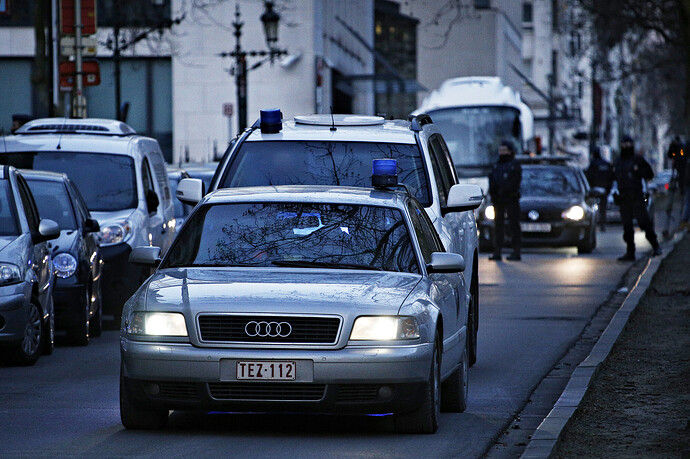 Zivile Polizeifahrzeuge und Einsatzkräfte auf einer Straße