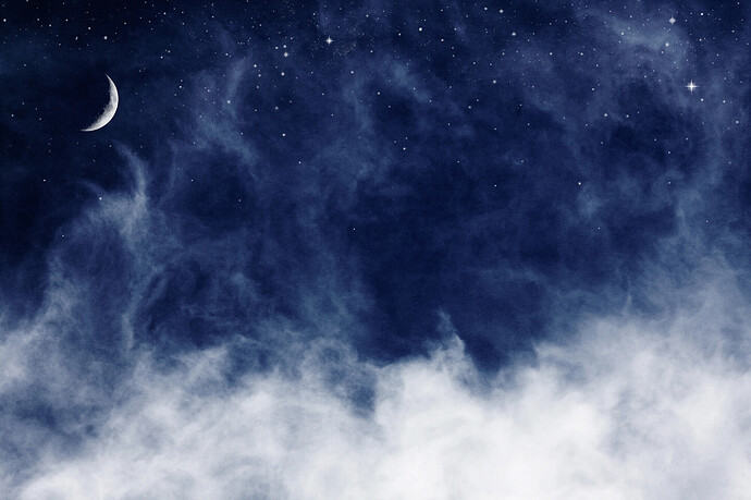 Sich auflösender Nebel mit Mond und Nachthimmel im Hintergrund