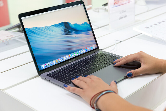 Zwei Hände auf einem Macbook mit macOS