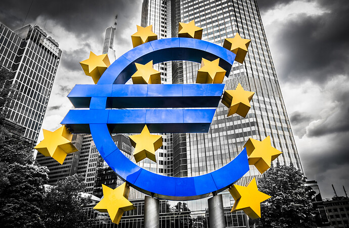 Großes Euro-Zeichen am Hauptsitz der EZB