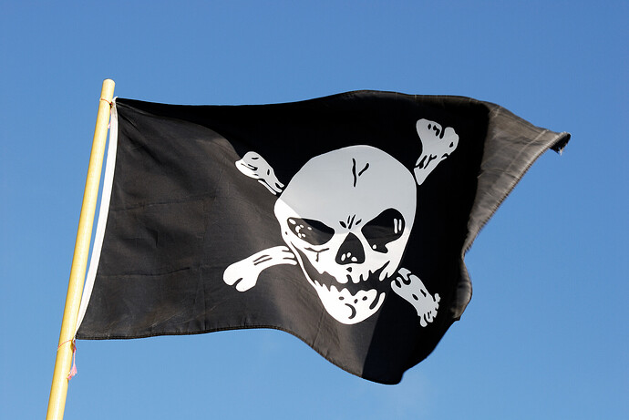 Eine Piratenfahne weht im Wind