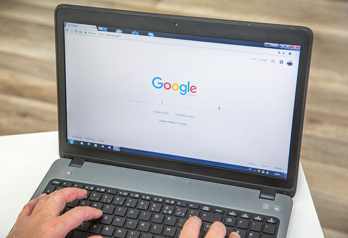 Notebook mit geöffnetem Chrome-Browser