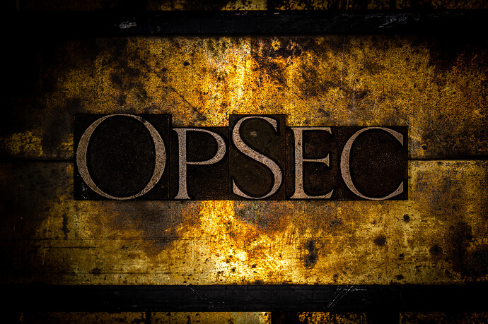 Das Wort OPSEC auf strukturiertem Kupfer und Vintage Gold Hintergrund