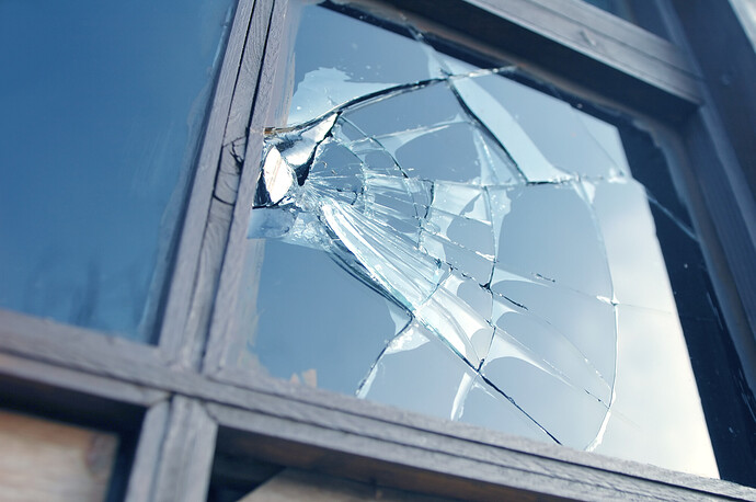 Ein beschädigtes Fenster