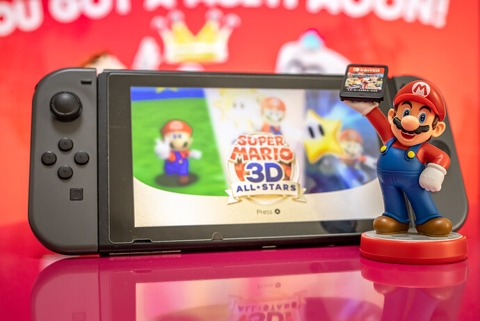 Eine Mario-Figur vor einer Nintendo Switch