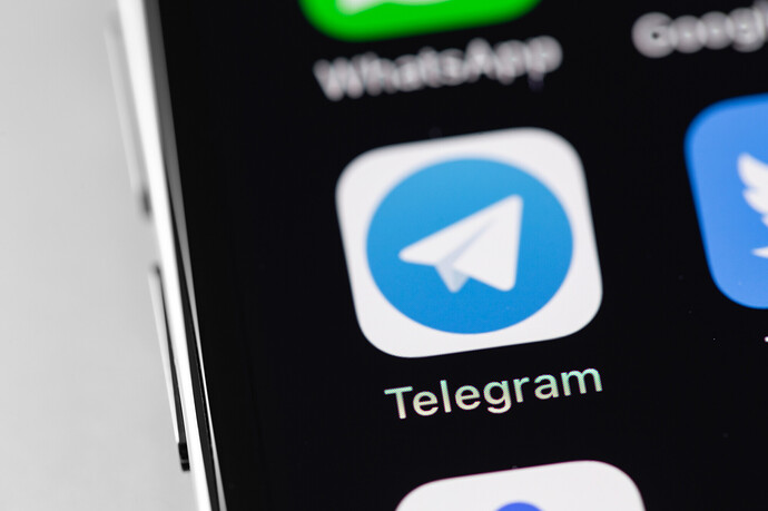 App-Symbol des Messengers Telegram auf dem Display eines Smartphones