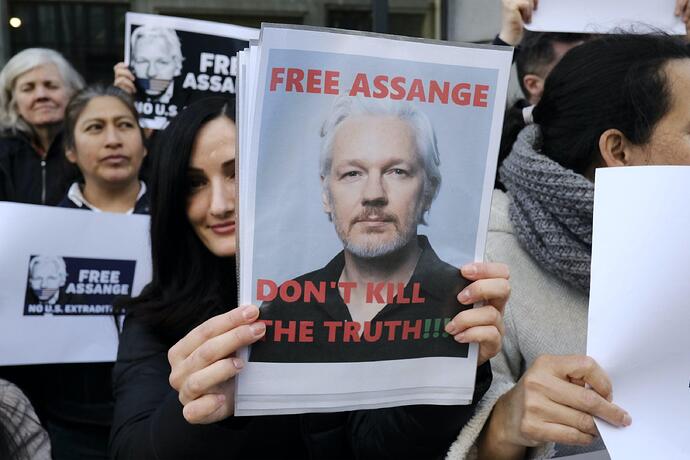 Free, Julian Assange