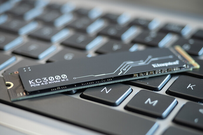 Eine SSD des Herstellers Kingston auf einer Notebook-Tastatur
