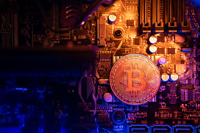 Bitcoin-Münze auf dem Motherboard eines PCs