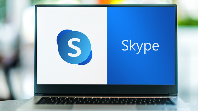 Das Skype-Logo auf einem Laptop